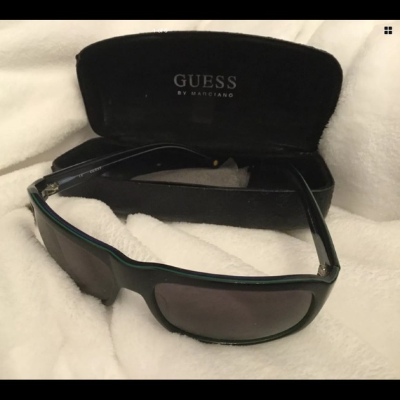 Guess authentic black Sunglasses w/ case and cloth (preloved) - Picture 1 of 6